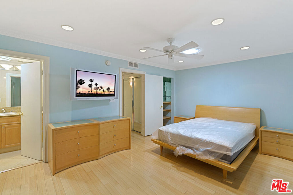 1131 Alta Loma Road - Photo 18