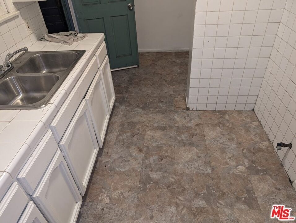 8472 S Main Street - Photo 3