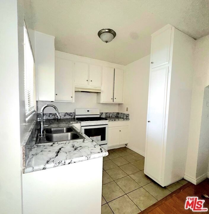 3055 Foothill Boulevard - Photo 2