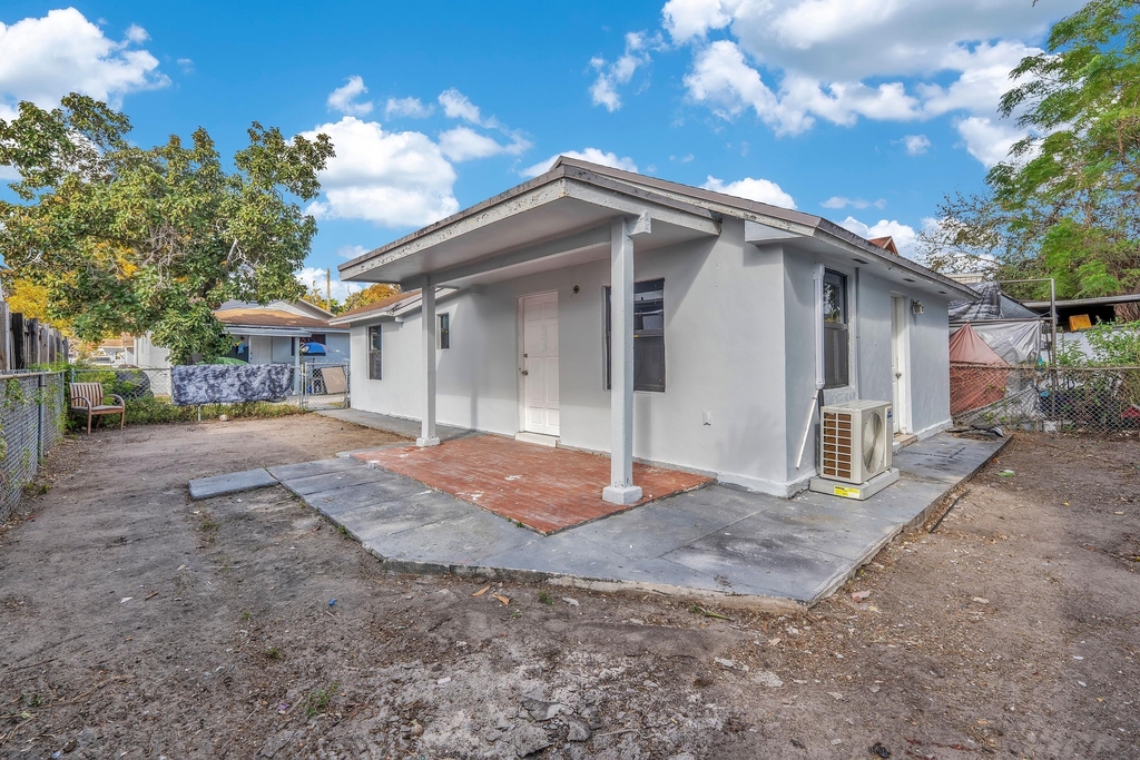 2428 Nw 28th Street - Photo 0