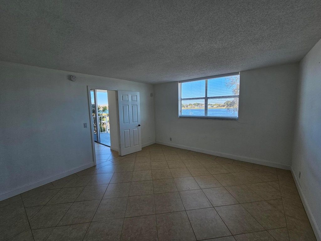 470 Executive Center Drive - Photo 6