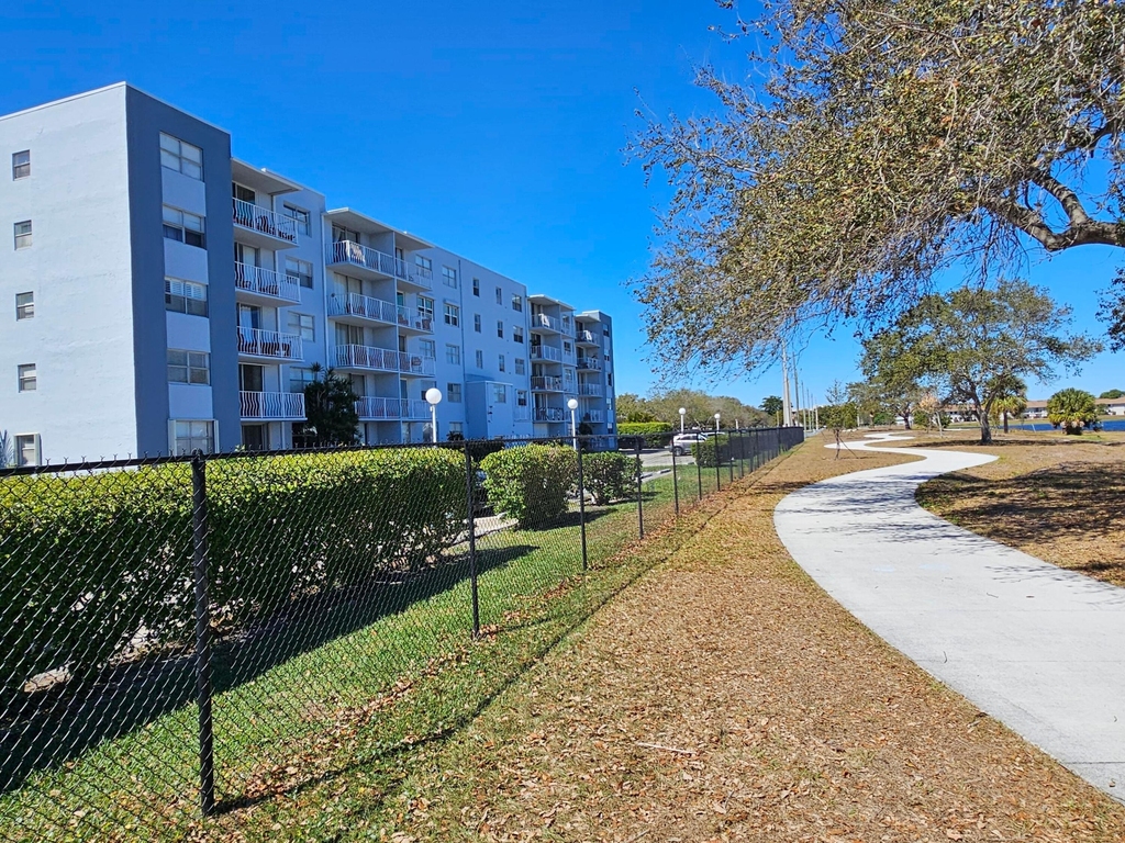 470 Executive Center Drive - Photo 11