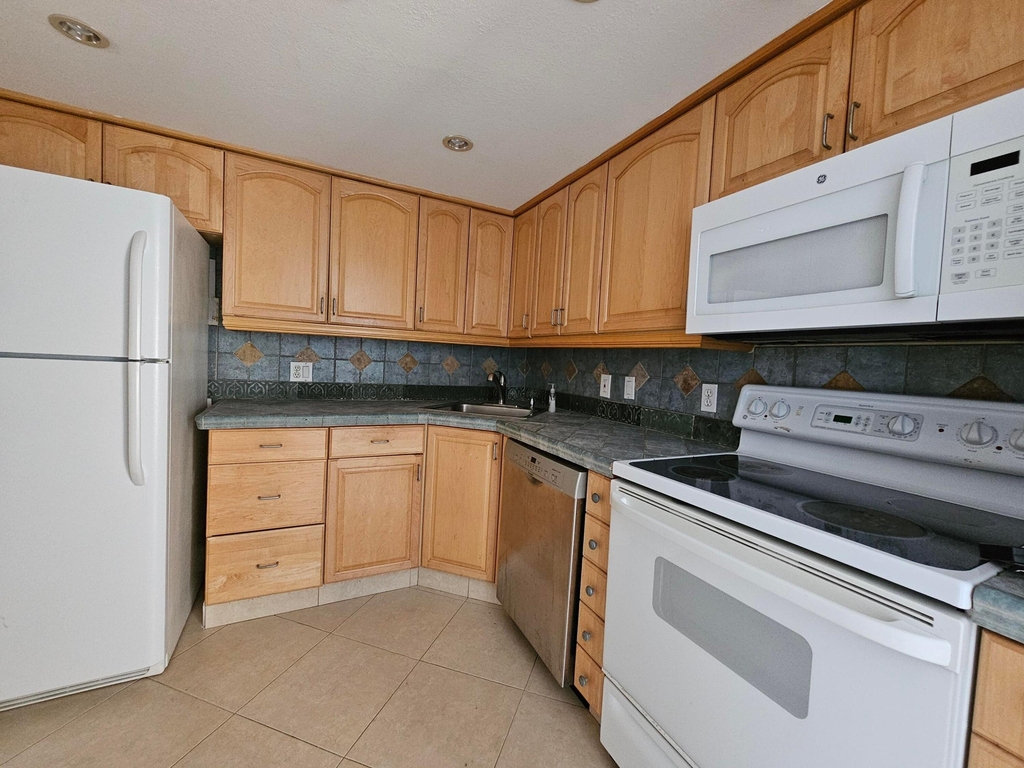 470 Executive Center Drive - Photo 2