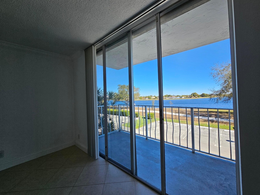 470 Executive Center Drive - Photo 4