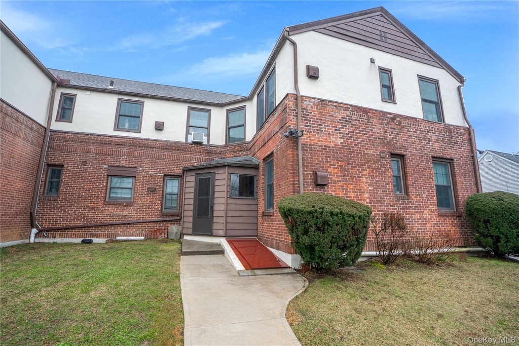 320 Simpson Place - Photo 16
