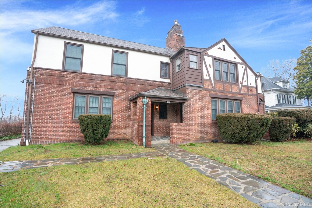 320 Simpson Place - Photo 0