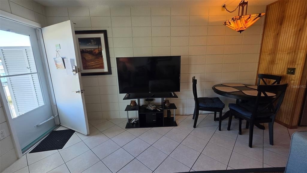 541 S Peninsula Avenue - Photo 2
