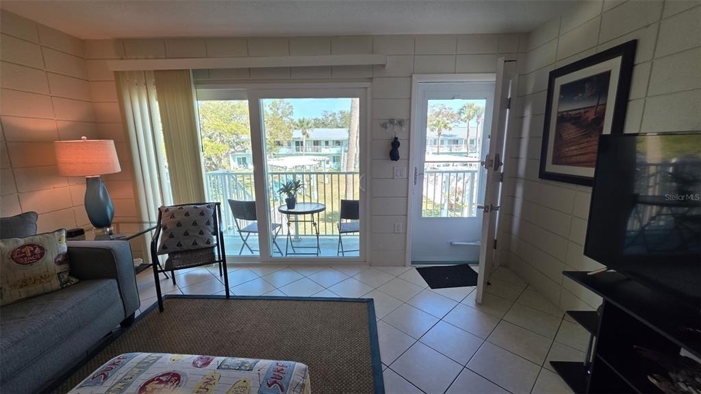 541 S Peninsula Avenue - Photo 1