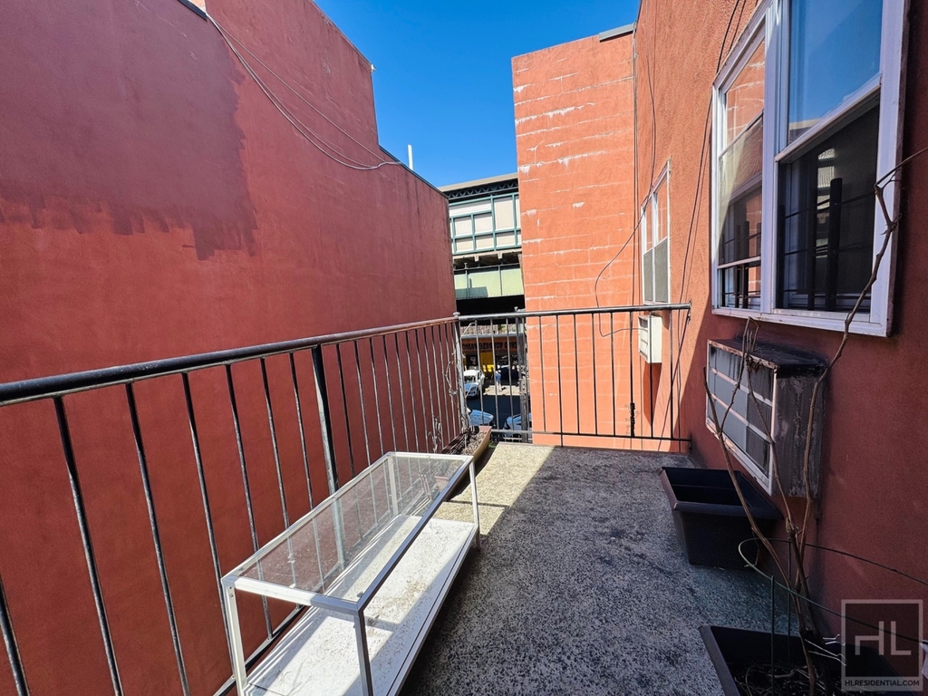 576 Van Siclen Avenue - Photo 3