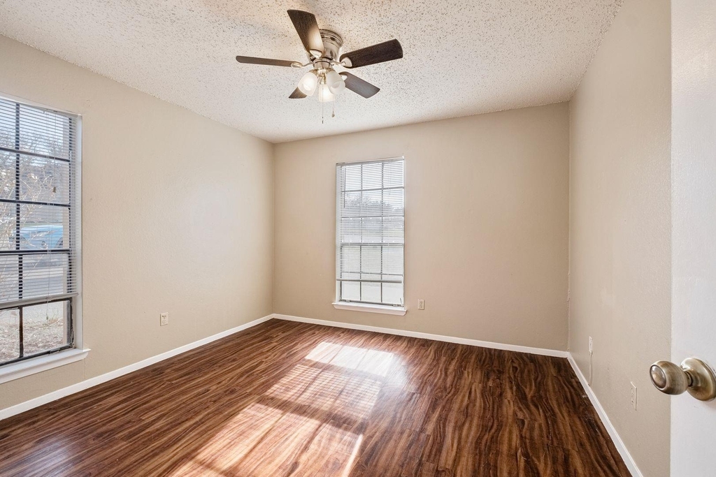 301 Craddock Ave - Photo 2
