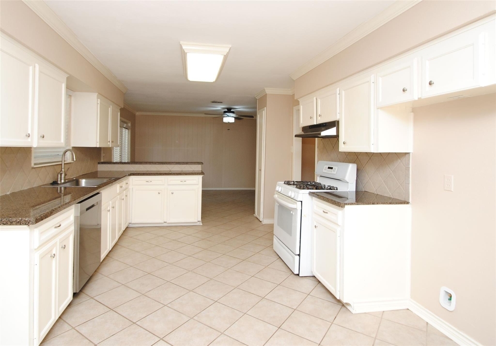 10034 Cedardale Drive - Photo 12