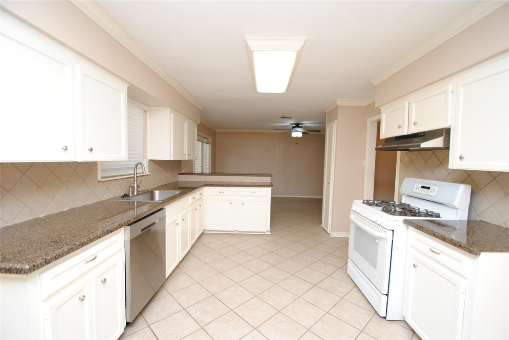 10034 Cedardale Drive - Photo 13