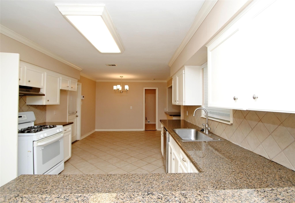 10034 Cedardale Drive - Photo 11