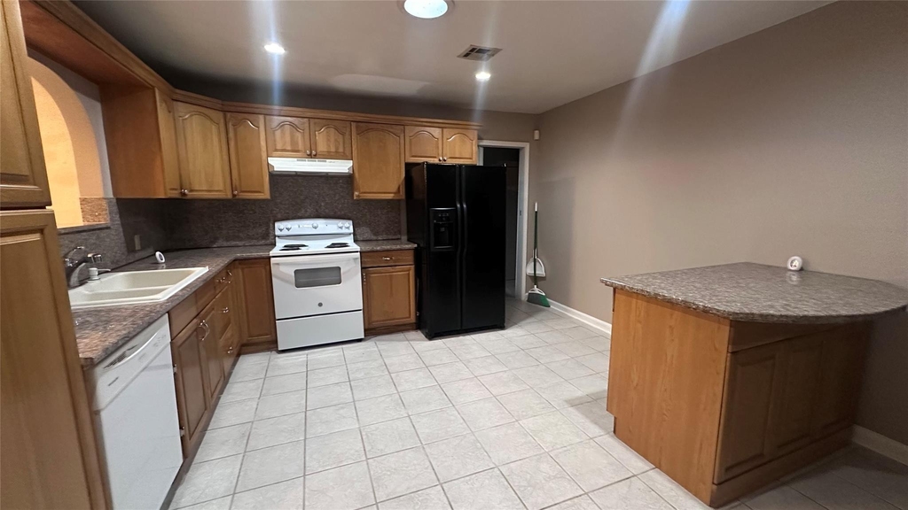 5753 Pinehurst Drive - Photo 5