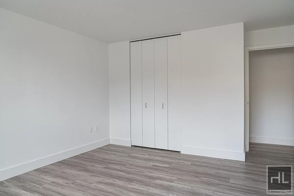 2nd Avenue - Photo 4
