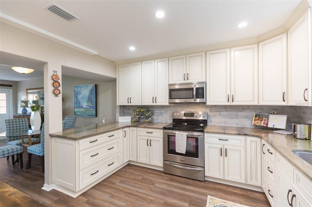 702 W Bay Street - Photo 1
