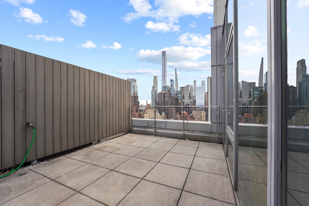 554 West 54th Street - Photo 1