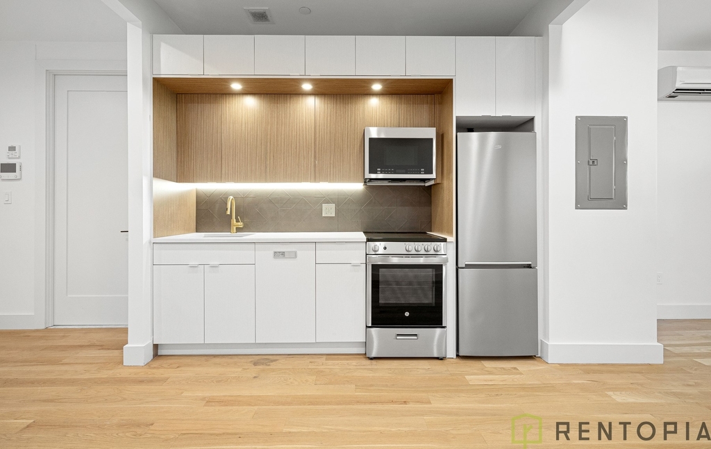 494 Manhattan Avenue - Photo 2