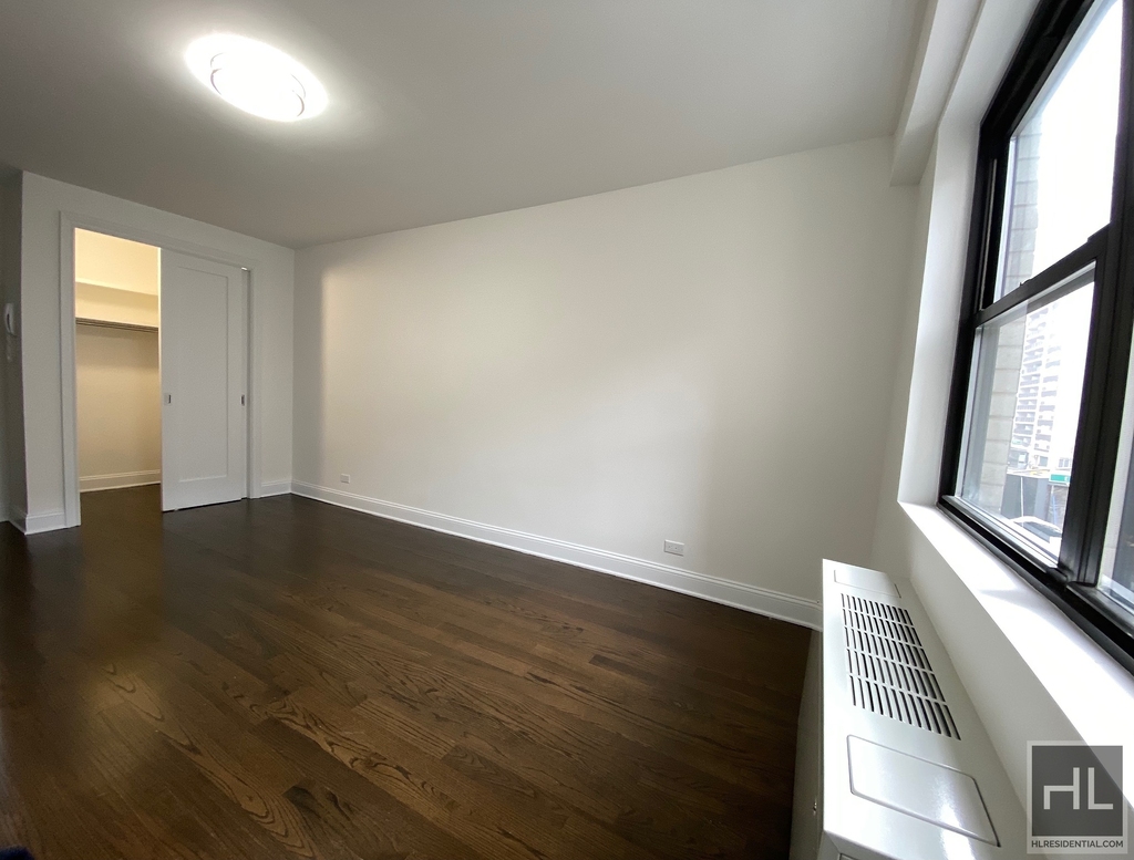 E 16 St - Photo 3