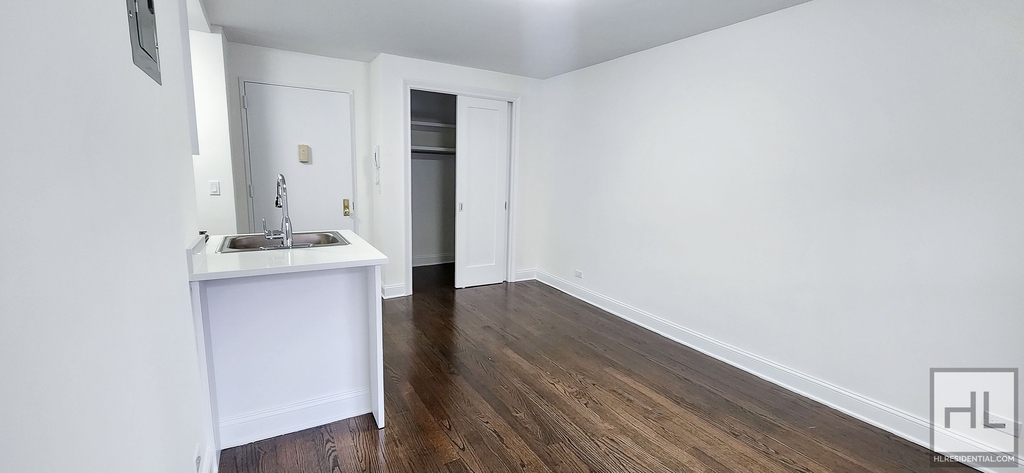 E 16 St - Photo 1