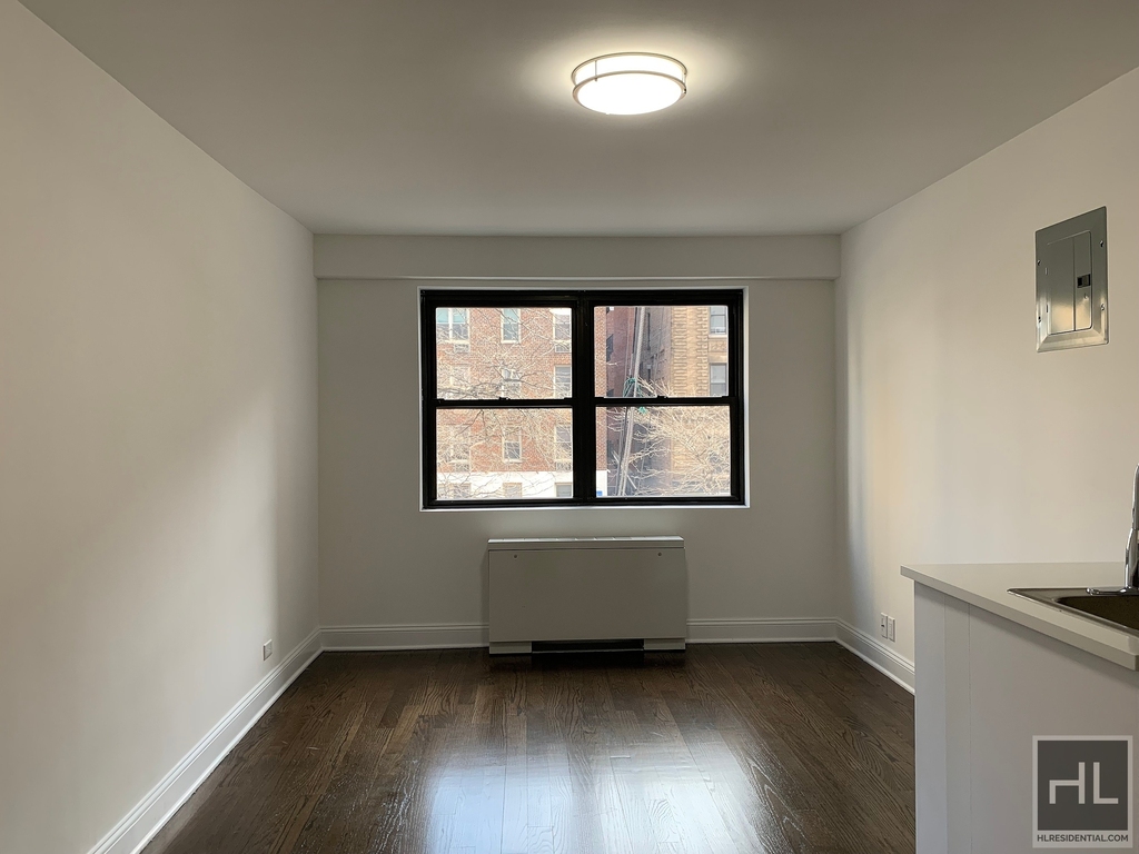 E 16 St - Photo 2