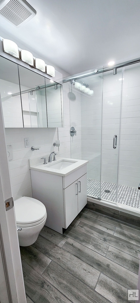 E 16 St - Photo 4