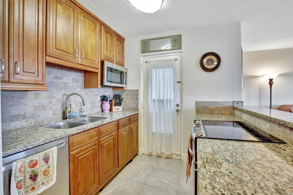 2555 Ne 11th Street - Photo 14