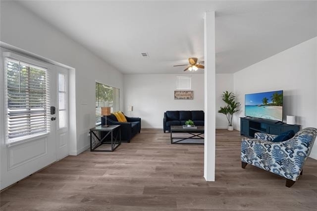 1011 S Armstrong Avenue - Photo 4