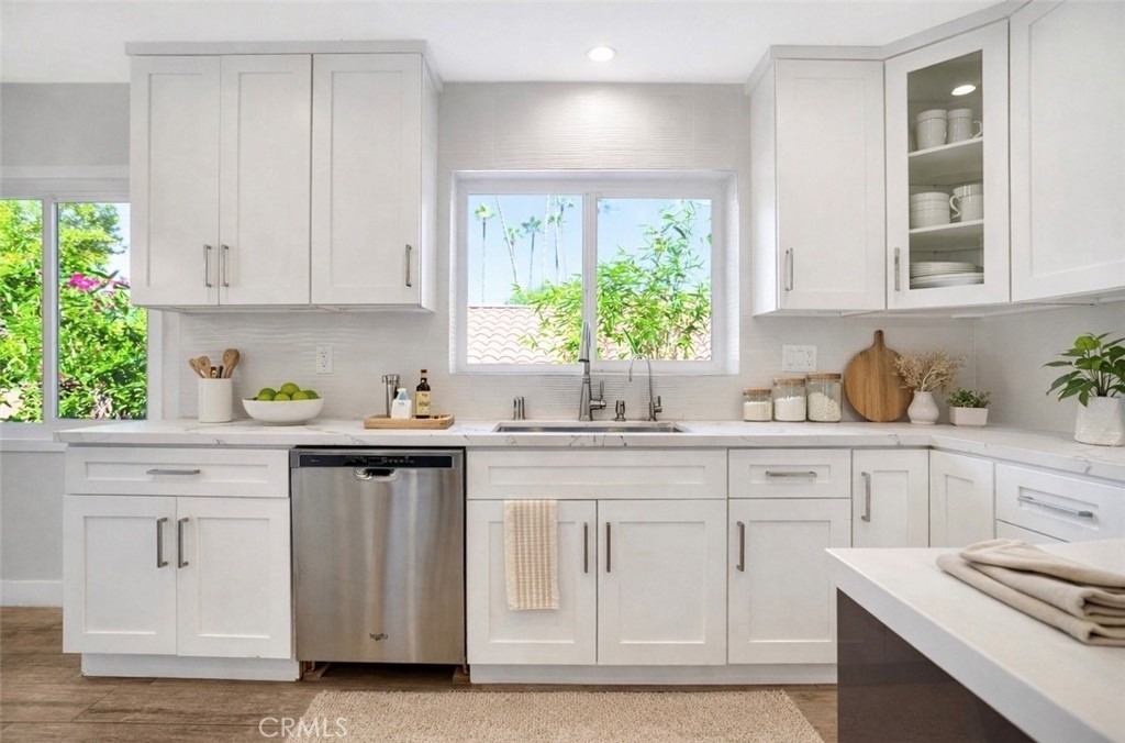 4450 Hayvenhurst - Photo 8