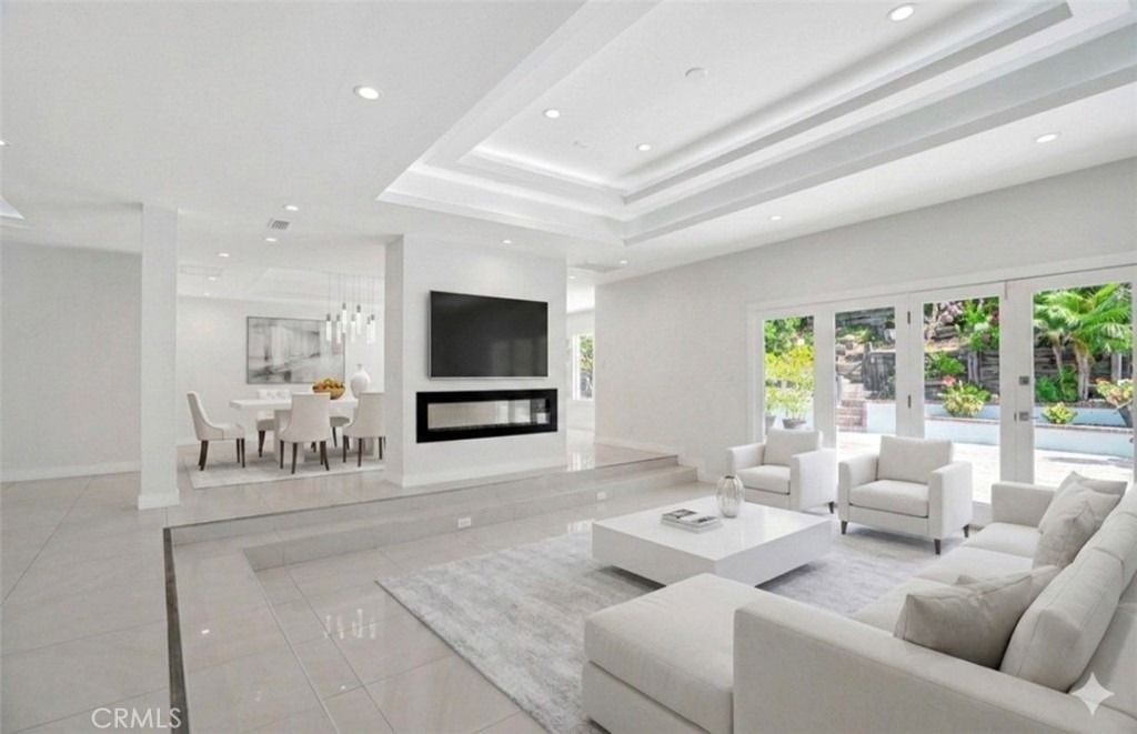4450 Hayvenhurst - Photo 4