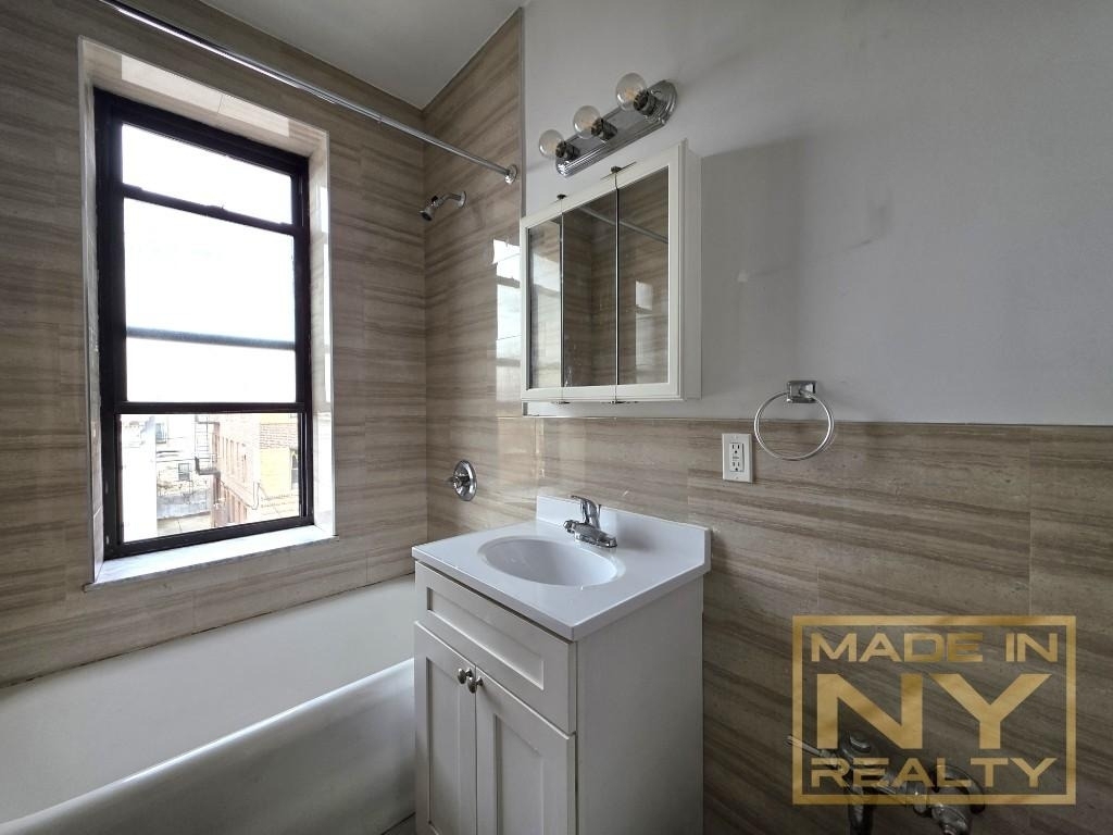 35-07 32nd Street - Photo 3