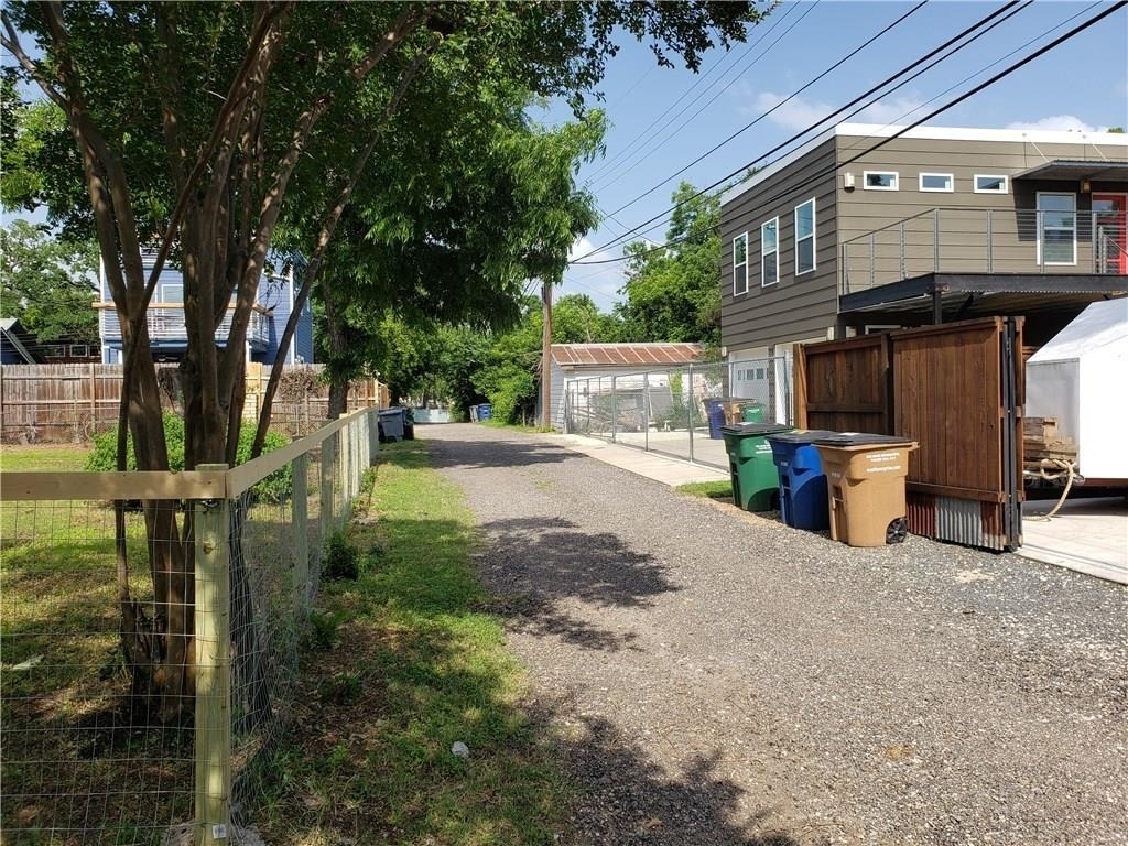 1405 Waller St - Photo 18