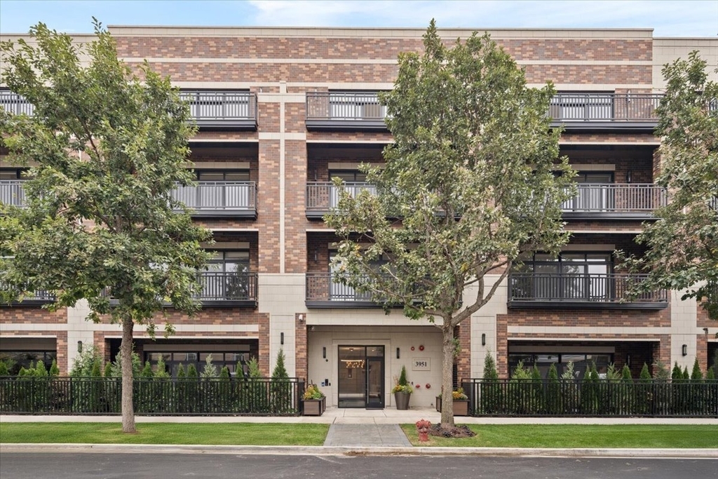 3951 N Wayne Avenue - Photo 0