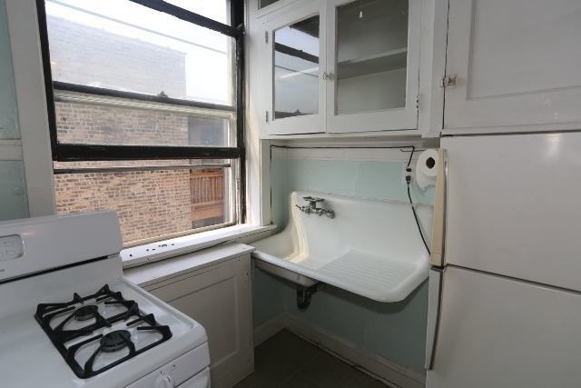 1923 W Winnemac Avenue - Photo 2