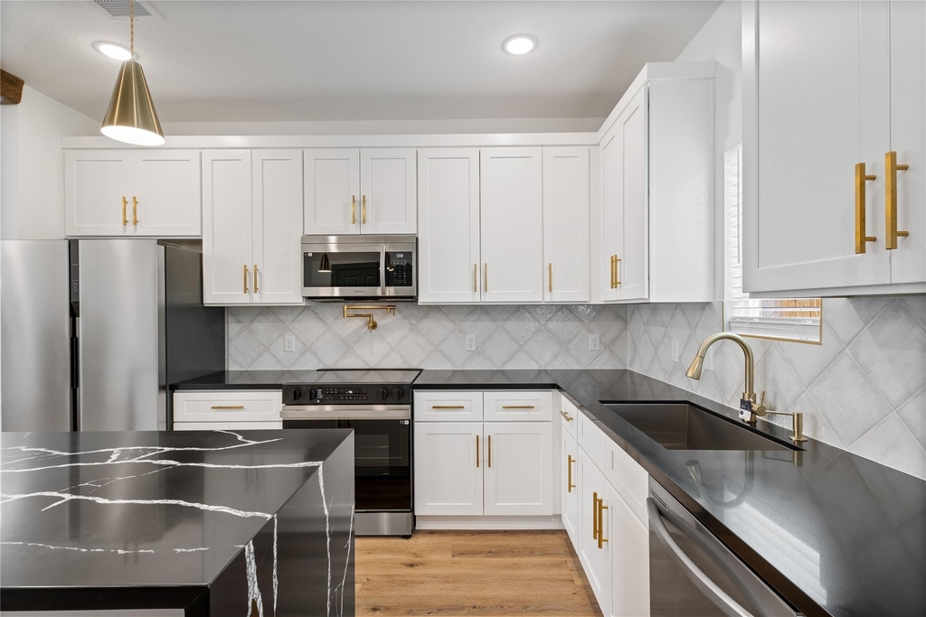 6813 Parkhurst Drive - Photo 5