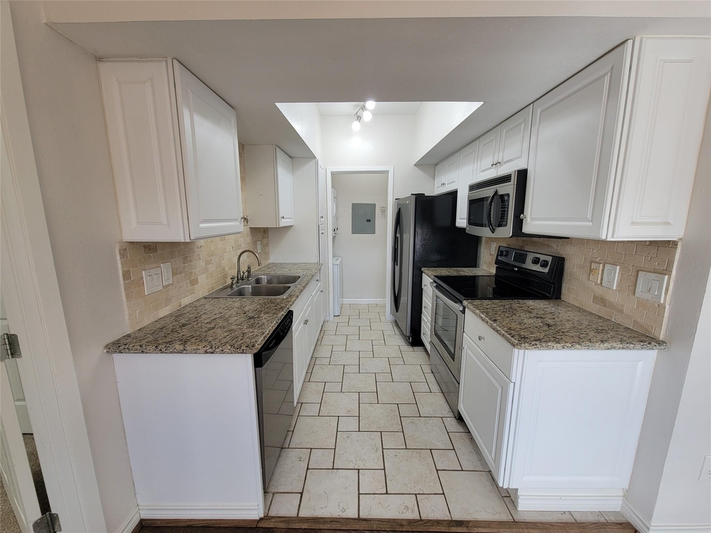 2025 Augusta Drive - Photo 3