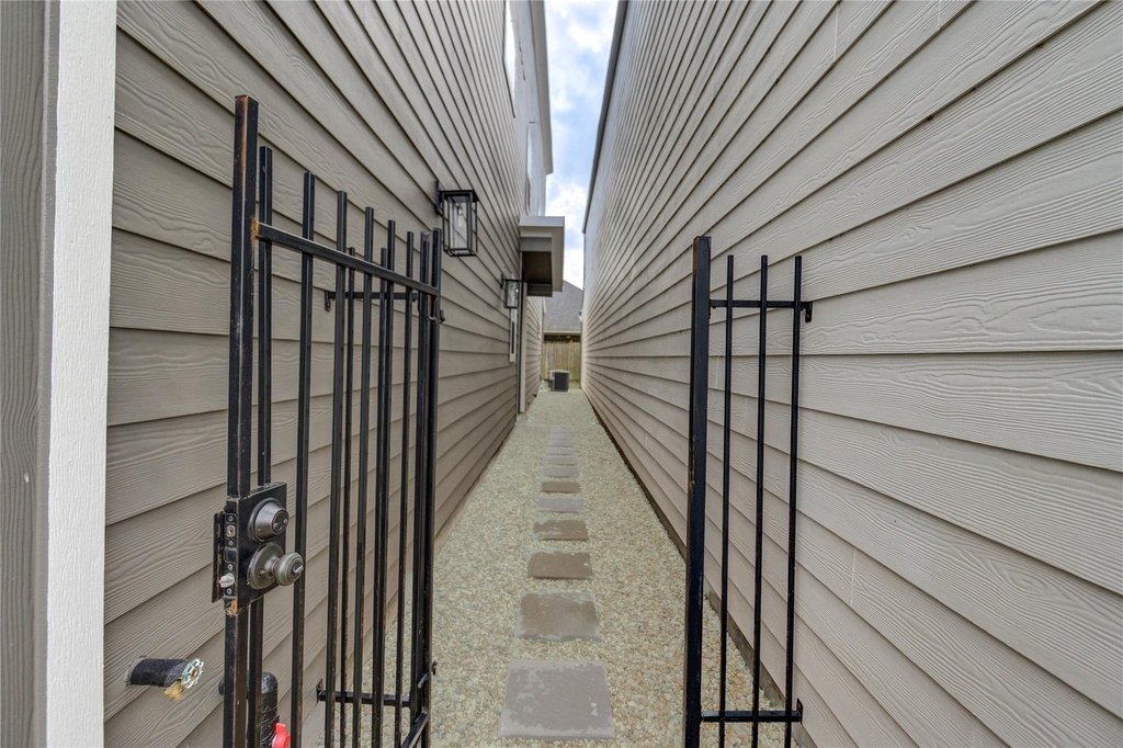 4220 Mckinley Street - Photo 4