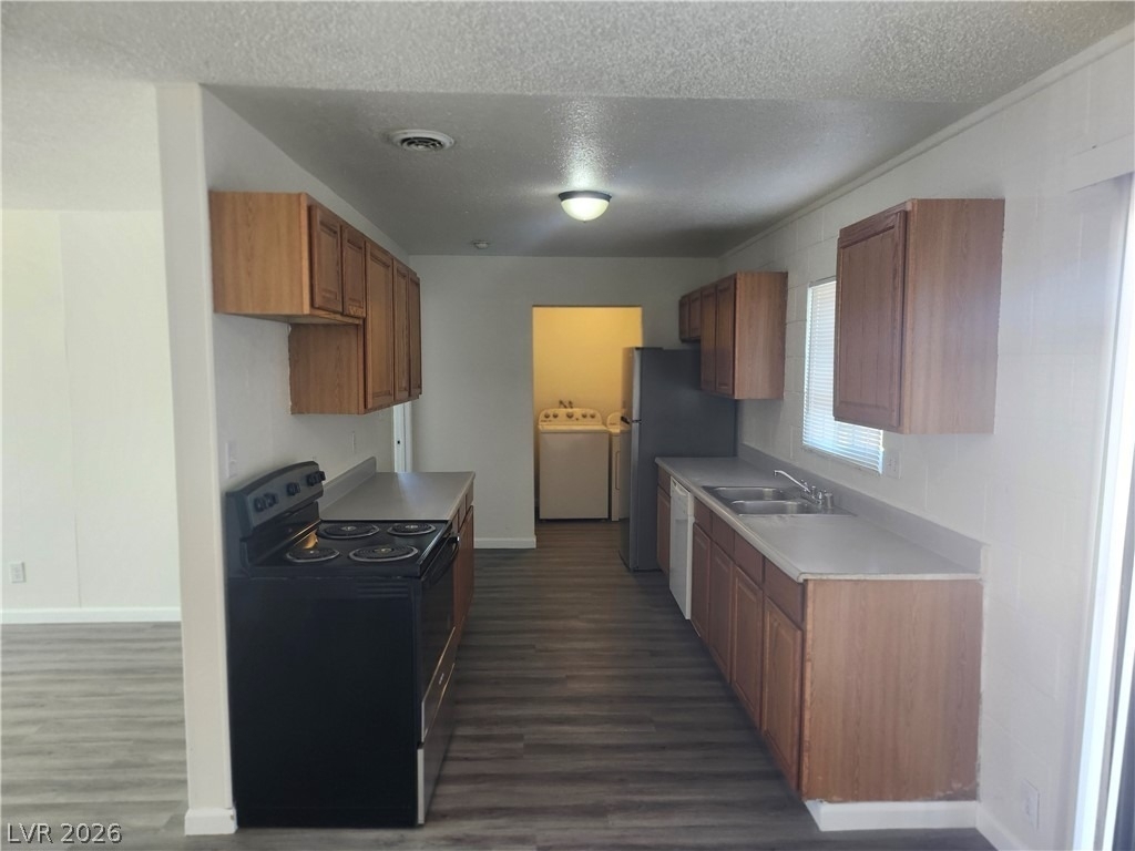 2700 Basswood Avenue - Photo 3