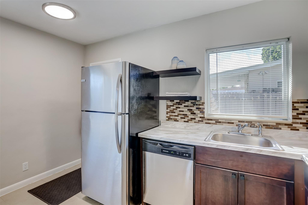 1005 Ne 17th Court - Photo 9