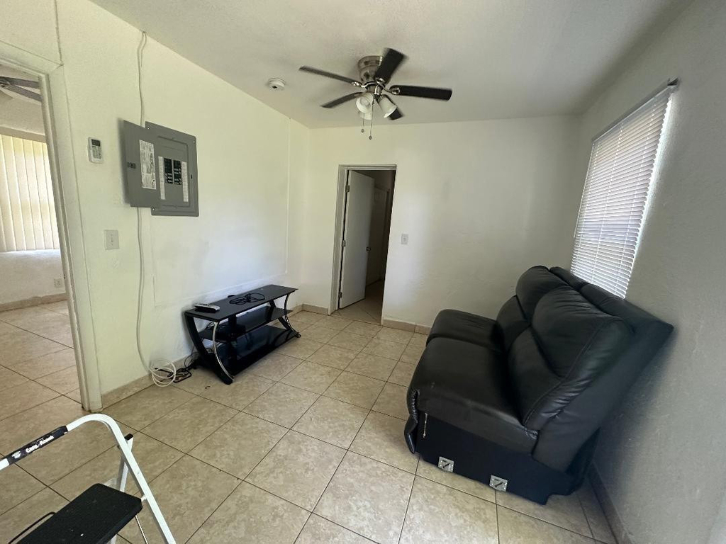 713 Ne 3rd Street - Photo 2