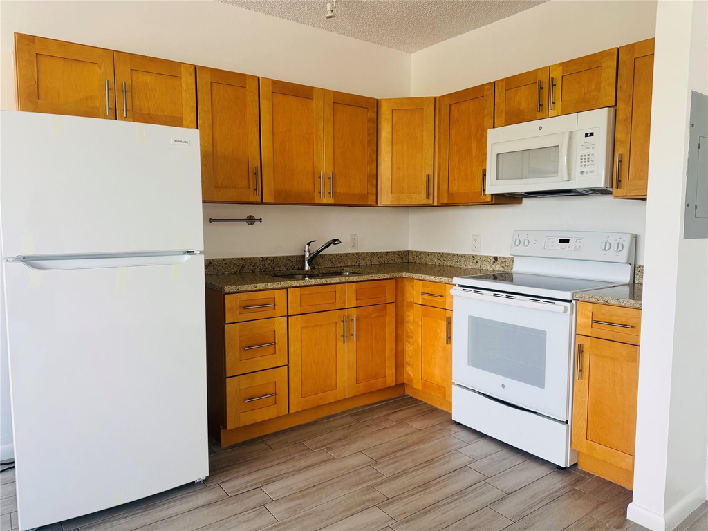 229 E Commercial Boulevard - Photo 4