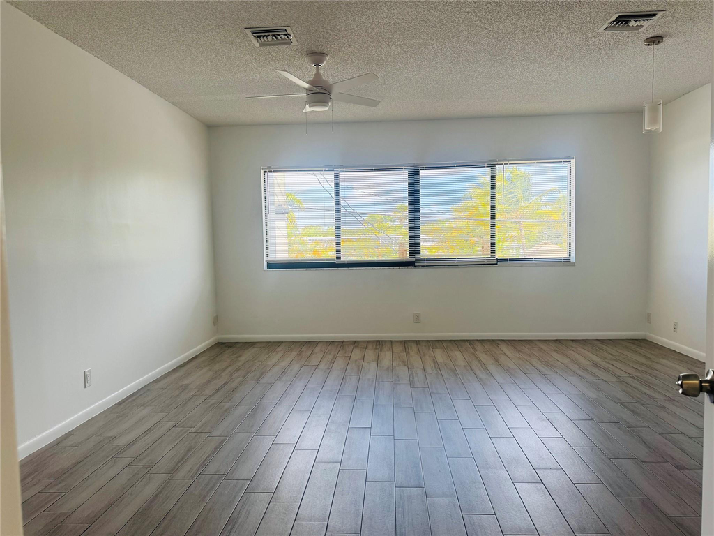 229 E Commercial Boulevard - Photo 3