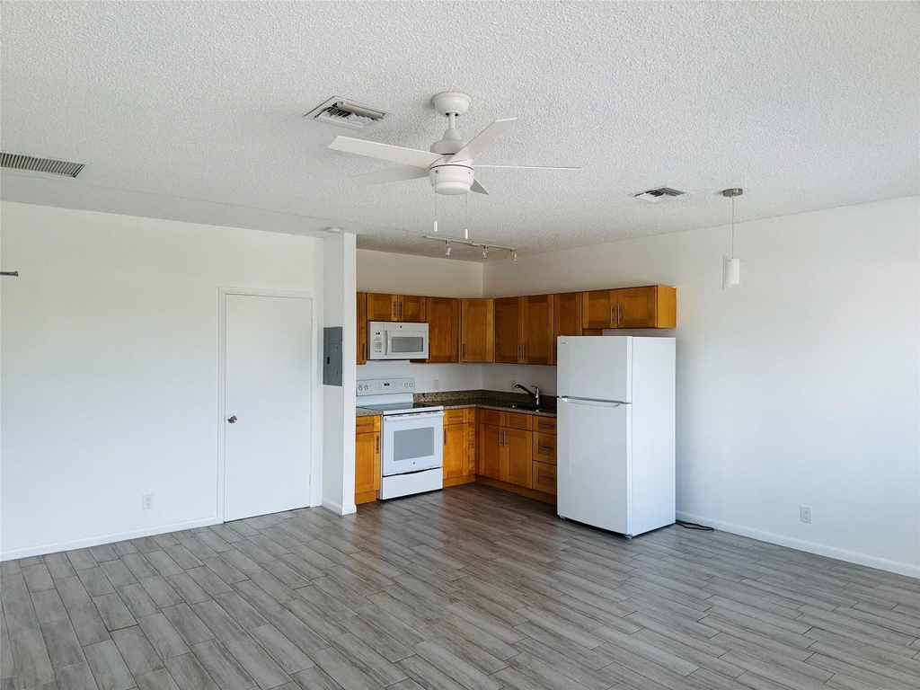 229 E Commercial Boulevard - Photo 7