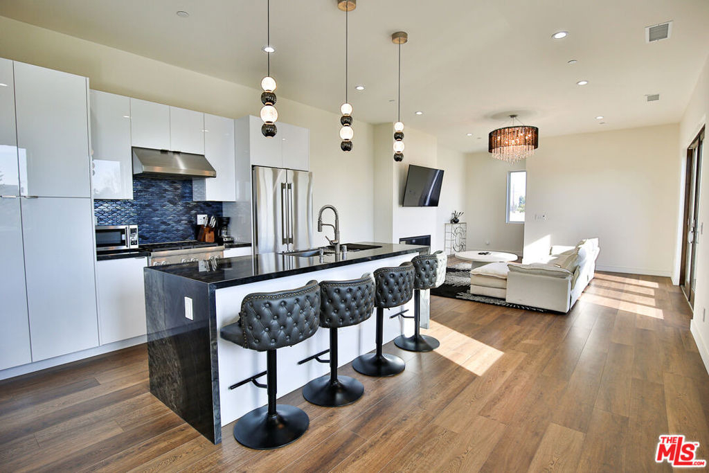 8505 Belford Avenue - Photo 3