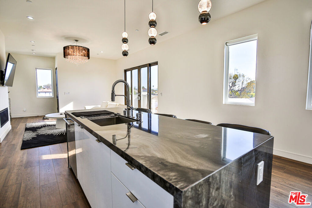 8505 Belford Avenue - Photo 10