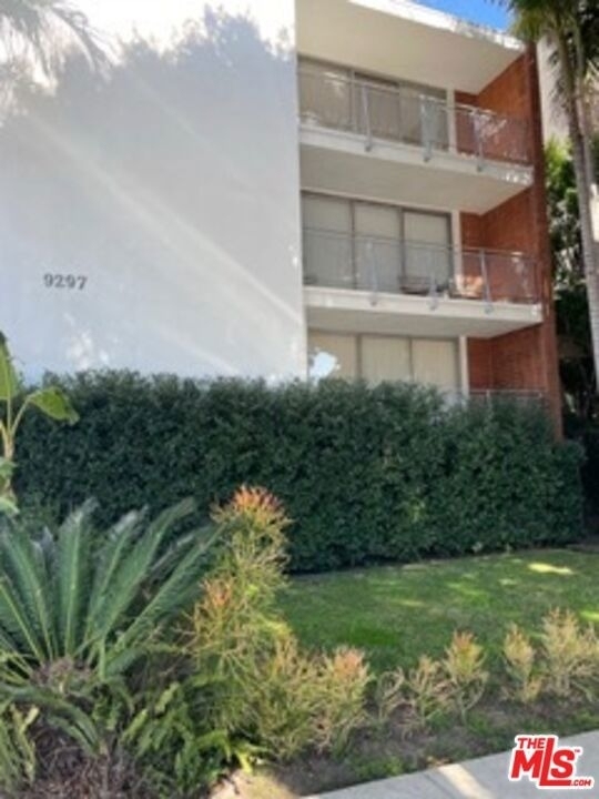 9297 Burton Way - Photo 10