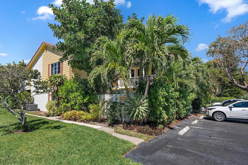 213 Seabreeze Circle - Photo 1