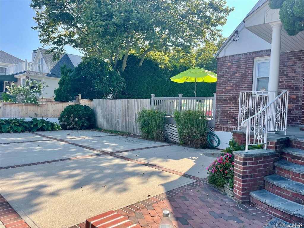 89 Lynbrook - Photo 1