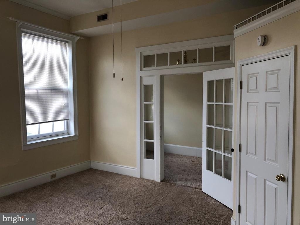 104 Loudoun Street S - Photo 4