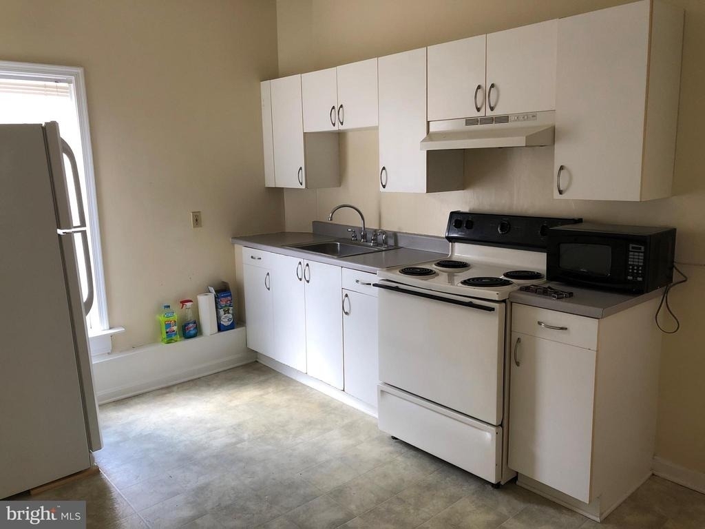 104 Loudoun Street S - Photo 8